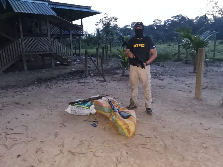 FESCCO y ATIC allanan hacienda de Brus Laguna donde escondían otros 73 kilos de presunta cocaína de avioneta interceptada