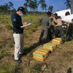 Tras inspección minuciosa FESCCO y ATIC encuentran otros tres fardos de supuesta cocaína en fuselaje de avioneta interceptada