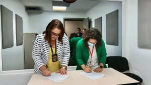 Instalan vidrio especial en Cámara de Gesell de Comayagua para fortalecer protección a víctimas vulnerables