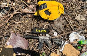 Fiscales decomisan droga en empresa de encomiendas y detienen a un hombre con droga e indumentaria policial y militar en SPS