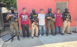 En prisión se mantendrán tres presuntos miembros de la MS-13 a quienes ATIC les decomisó armas e insignias policiales
