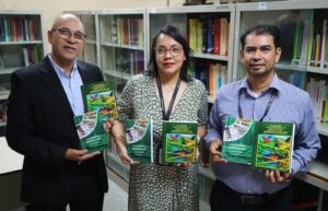 Centro de Documentación del Ministerio Público recibe donación de libros sobre delitos ambientales